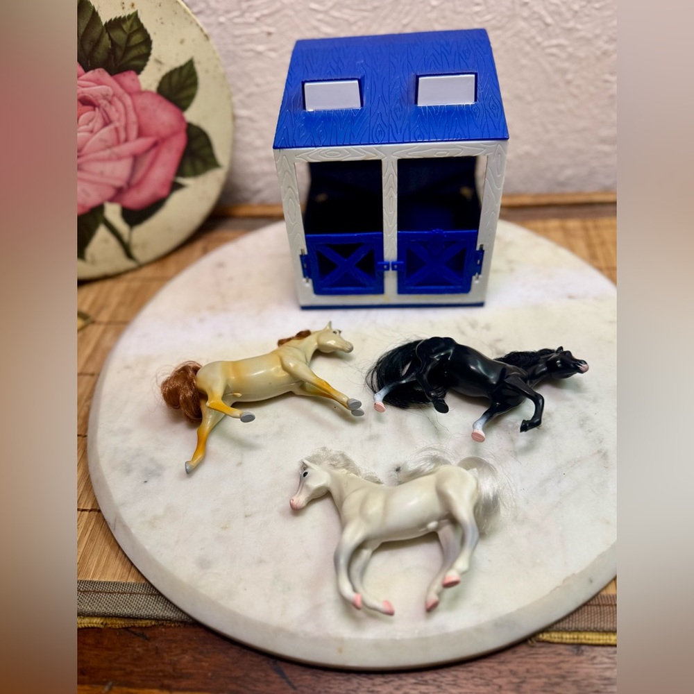 Kid core VTG horse barn toy with 3 horses.